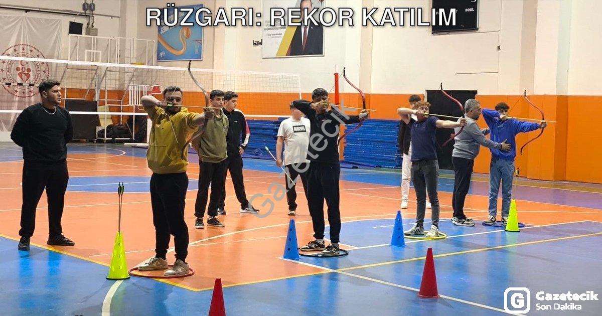 "Sarıgöl'de Geleneksel Türk Okçuluğu Rüzgarı: Rekor Katılım" başlıklı haber için fotorealistik, prof